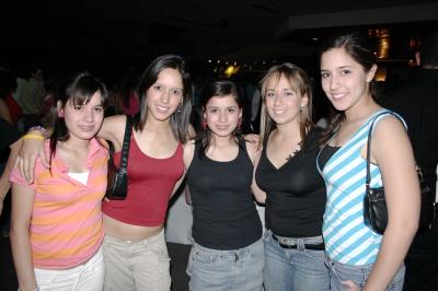 Ale Mondragón, Paola González, Daniela Mondragón, Lore Martínez y Anet Ayup