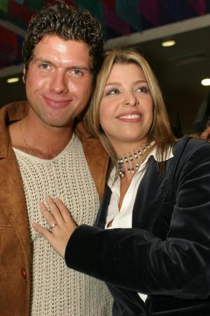 La cantante Lizzet (d) asistió con su novio Mauricio (i) a  la celebración.