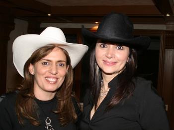 Anabel de González y Elvira Porras.