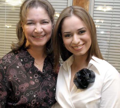 Sofía Ramos  Aldape junto a su mamá  Elizabeth Aldape de Ramos quien le organizo una fiesta de despedida, por su cercano enlace nupcial con Hugo Alberto Tovar Velazco.