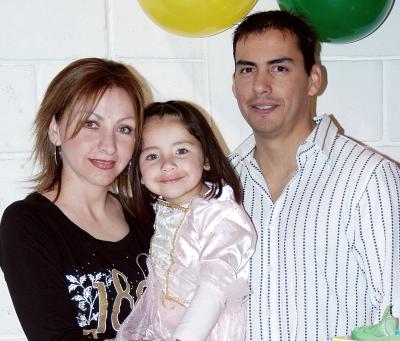 02 de febrero de 2005

Melissa Aranda Quiñones en compañía de sus papás, Jose F. Aranda y Lily Quiñones de Aranda, en la fiesta que le ofrecieron en días pasados.