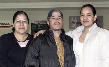 02 de febrero de 2005

 Jairo viajó a Las VEgas y fue despedido por Jeny Beltrán y Cecilia Beltrán.