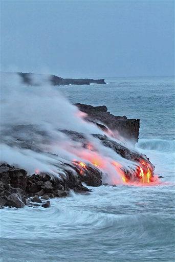 El volcán, en actividad permanente desde 1983, comenzó a derramar lava  y uno de los lugares donde ésta llega al mar se encuentra cerca del poblado de Kalapana, que fue arrasado por una erupción en 1990.