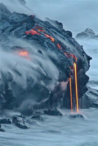 El derrame está ocurriendo en dos sectores y el espectáculo se ha convertido en un inesperado atractivo turístico para miles de personas que están acudiendo al lugar, señaló una fuente del Parque Nacional de Volcanes de Hawai.