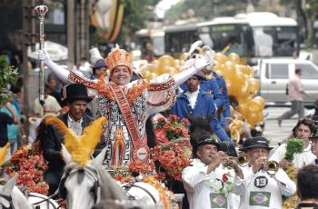 Los bailes, cantos y los motivos de los coloridos e iluminados carros cuentan historias de Brasil y del mundo, referidas tanto a aspectos políticos como sociales.