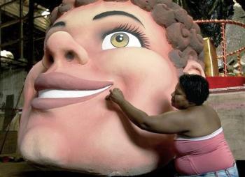 Sao Paulo, tiene su propio desfile de samba, que luce como una copia al carbón del de Río, aunque llama menos la atención.