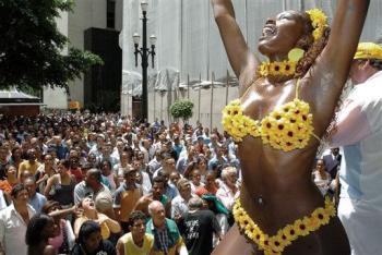 Con toda su desnudez y brillo al estilo de Las Vegas, el carnaval brasileño parece ser el tipo de diversión que podría ser ilegal y en al menos un aspecto lo es. 

Las escuelas de samba  deben mucho de su esplendor a las apuestas ilegales.

Desde hace tiempo es un secreto a voces que el desfile anual de las escuelas de samba en Río -corazón de las fiestas- es financiado en gran parte por quienes manejan un juego ilegal de lotería conocido aquí como 'jogo do bicho' o literalmente 'juego de bichos' o animales.