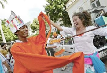 También están programados los primeros desfiles de escuelas de samba por el Sambódromo de Sao Paulo, la mayor ciudad del país y cuyo Carnaval comienza a ganar importancia en todo el país.


El Rey Momo recibió las llaves de Río de Janeiro de manos del alcalde tras un desfile por las principales calles de la ciudad.