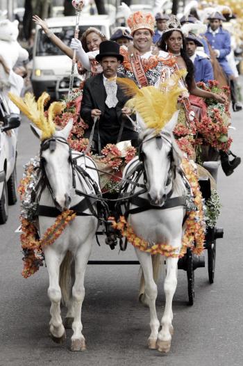 Aunque el Carnaval de Salvador es famoso por su 'Axé', un ritmo más comercial, y por sus 'Tríos Eléctricos', enormes camiones que cargan potentes altavoces y orquestas y tras los cuales puede bailar cualquier persona, las fiestas fueron abiertas este año por un ritmo desconocido y por tambores procedentes de África.