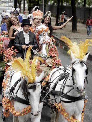 Los desfiles de bandas y comparsas también comenzaron en Olinda y Recife, ciudades que reciben miles de turistas en el Carnaval debido al colorido y la alegría de sus fiestas y a sus ritmos contagiosos como el frevo y el maracatú.