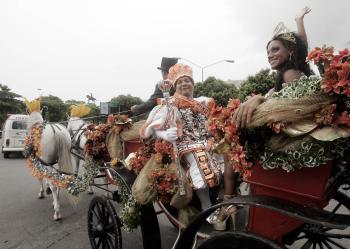 En Salvador, la primera capital brasileña cuyo Carnaval disputa popularidad y fama al de Río de Janeiro, el reinado del Rey Momo comenzó cuando el ministro de Cultura, el cantautor Gilberto Gil, abrió los seis días de fiestas.
