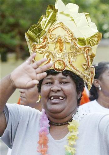 Brasil está desde hoy bajo la batuta del Rey Momo, con multitudinarias fiestas en ciudades como Salvador y Olinda, mientras en Río de Janeiro las escuelas de samba calientan sus tamboriles para los desfiles.