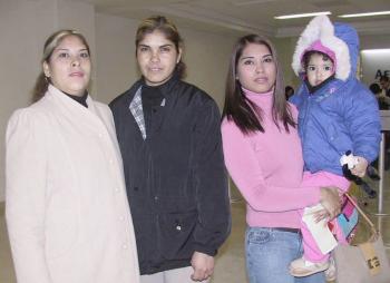 Gema Arellano y Renata Rucó viajaron a Mexicali, y fueron despedidas por Tere y Lupita Arellano.