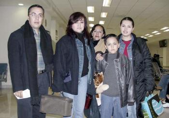 05 de febrero de 2005

Eréndira López, Gilberto López, Rosario Santana, Eréndira Santana y Gilberto Jr.