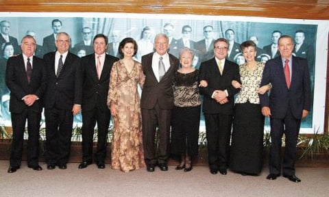 Don Alberto González Domene y Sra. Doña Rosario Lamberta de González, con los descendientes y representantes  de los que fueron sus  padrinos de bodas.