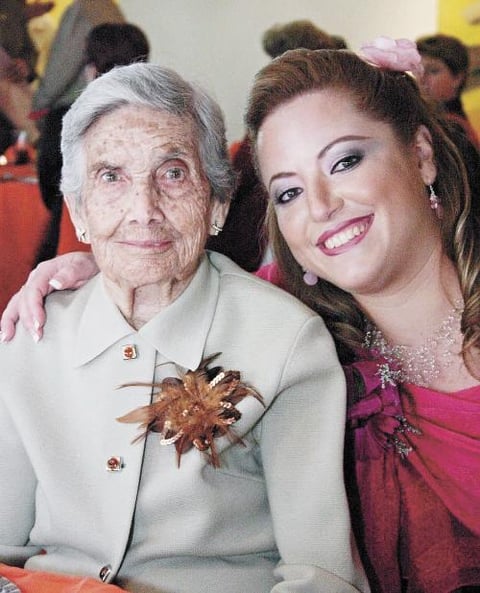 La señora Doña Angelina Castilla de Maraboto en compañía de su nieta Mónica