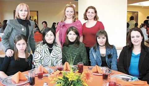 En compañía de sus amigas y familiares