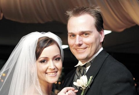 LA BODA

El Sábado 29 de Enero a las 20:30 hrs. en la Iglesia de la Encarnación del Campestre La Rosita, recibieron la bendición Nupcial la guapa Iraida Anaya Trevizo y Ryan Ladner, él es originario de California, de manos de sacerdote Gerardo Zatarain, el recinto lució espléndida iluminación y bellísimos arreglos florales con velas a tono.