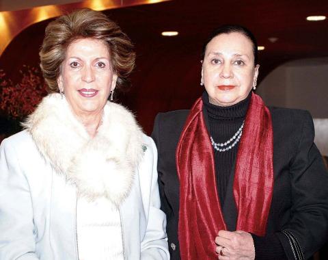 Jossie Reinoard de Irirarte y Lupita Villa de Del Río.