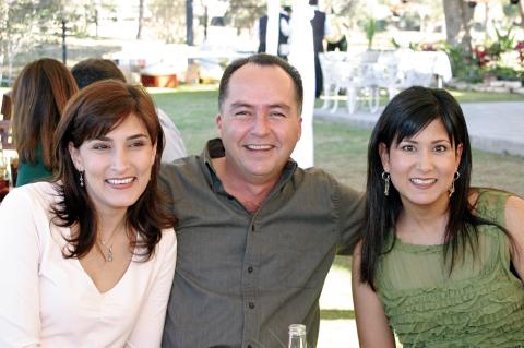 Laura V. de Martinez, Fernando Gutiérrez y Cecilia V. de Gutiérrez
