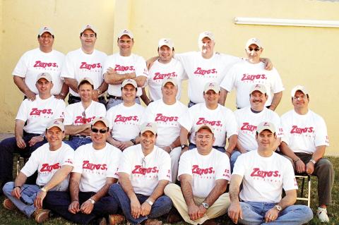 ZORROS ENDURO


Fernando Veyán, Enrique Humphrey, Víctor González, Juan Ortueta, Jorge Veyán, Román Cepeda, Quintín Ruíz, Juan José Martínez, Javier Veyan, Carlos Ortueta, Michael Martínez, Héctor González, Rogelio Veyán, Bernardo Castillo, Gerardo Gallegos, Javier Ortueta, Will Treviño y Luis Cabranes asistieron al 15 aniversario de la Fundación del Grupo Zorros Enduro con los motociclistas fundadores.