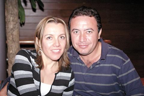 Alejandro Cervantes y Vicky Barrera