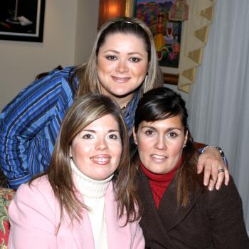 Laura Carlos  disfrutó del festejo en compañía de Mónica Ramírez y Cristy de Ríos