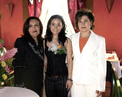 06 de febrero de 2005


La futura novia Charo Navarro Macías en compañía de Rosario Macías de Navarro y Socorro de Flores.