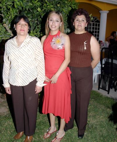 Karina Medina Sarmiento, en compañía de Elisa Sarmiento y Julieta Díaz, en la despedida de soltera que le ofrecieron por su cercano enlace matrimonial.