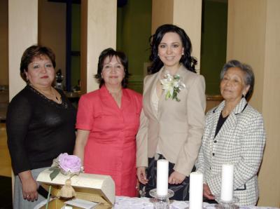 Aída Janeth Talamantes Bernal acompañada por las anfitrionas de su despedida de soltera.