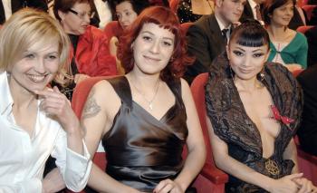 Un director de cine catastrofista, un elegante diseñador italiano -Nino Cerruti-, tres hermosas actrices -la china Bai Ling (Der), la alemana Franka Potente (Centro) y la lituana Ingeborga Dupkunaite (Izq.)- un escritor ucraniano -Andrei Kurkov- y un productor holandés -Wouter Barendrecht- son encargados de repartir los Osos.
