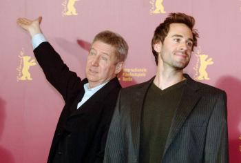 La ministra alemana de Cultura, Christina Weiss, encabezó la inauguración de la muestra, y se proyectó el filme 'Hombre a Hombre', la epopeya del director francés Régis Wargnier (Izq.).

Aquí el director saluda mientras posa con el actor Joseph Fiennes.