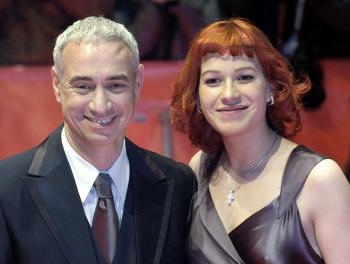 El jurado es liderado por el director Roland Emmmerich (Izq.), responsable de películas como 'Godzilla' y 'The Day After Tomorrow'.


Aquí el cineasta con la actriz alemana y miembro del jurado, Franka Potente.