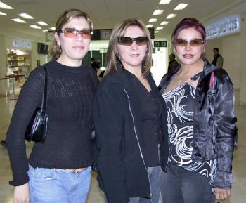 11 de febrero de 2005

 Claudia Obregón viajó a Tijuana y fue despedida por Cecilia Alvarado y María de los Ángeles