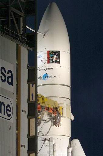 Un cohete lanzado el 11 de diciembre de 2002 perdió el control y fue destruido tres minutos después de su despegue. Dos satélites de telecomunicaciones se perdieron en ese viaje inaugural. 

El Ariane-5, cuyo diseño ha sido mejorado, despegó de su base en Kourou, Guayana Francesa. El despegue fue demorado levemente debido a una interrupción en la cuenta regresiva.

Los cohetes Ariane entraron en servicio en diciembre de 1979.