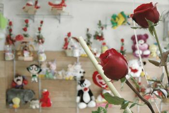 La celebración del Día del Amor y de la Amistad es ya una costumbre adoptada por el público consumidor año con año. Sin embargo, querer mostrar con caros obsequios lo que se siente por el amigo o la pareja puede detonar una quiebra económica en el bolsillo de las personas. Los gastos en la compra de detalles pueden alcanzar desde 123 hasta mil 978 pesos.
