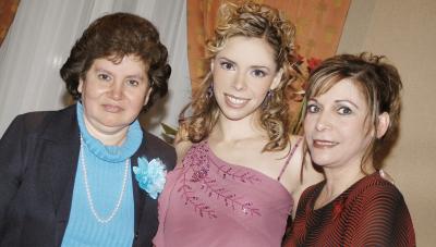 Claudia Rodríguez Venegas fue acompañada por su mamá Sra. Juanita Venegas y su futura suegra, Sra. María Elena Ciprés Rivas el día de su fiesta pre nupcial.