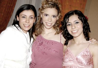 La novia Claudia Rodríguez Venegas junto a sus hermanas Pamela y Mariana .