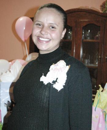 Ely de Frayre espera el nacimiento de su primer bebé y por tal motivo recibió múltiples felicitaciones en la fiesta de canastilla que le ofrecieron sus familiares