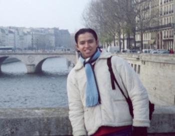 Eduardo Gutiérrez García junto al Río Sena, en París, Francia.