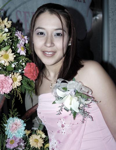 14 de febrero de 2005

 Selene Loza Zavala, captada en la despedida  de soltera que le ofreció su mamá, Lourdes Zavala de Loza, por su cercana boda.