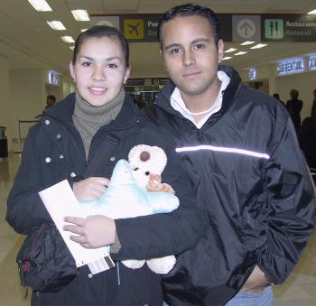 Ana Isabel Herrera viajó a Francia y fue despedida por Alejandro Rodríguez.