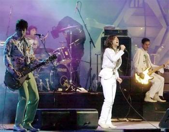 La agrupación cantó y bailó durante bastante tiempo a coro de los asistentes  al festival.