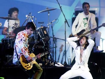 El grupo argentino Babasónicos, banda que fue la encargada de cerrar la extensa jornada.