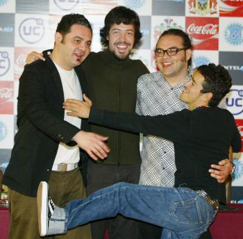 Miembros del grupo Café Tacvba posa para los fotógrafos.