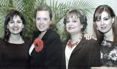 18 de febrero de 2005

Malena Zúñiga Mijares junto a su mamá Isabel Mijares de Zúñiga y sus hermanas Mónica Zúñiga de Gallegos y Karla Zúñiga Mijares, en el festejo pre nupcial que le organizaron hace unos días.