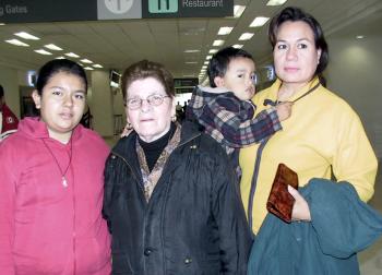 Gregoria Ávila viajó a Tijuana y fue despedida por María Ochoa, Adriana Ochoa y Alexis Infante