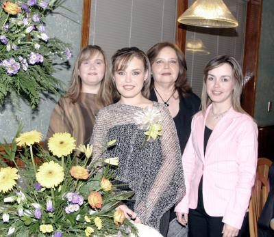Sandra Rivas Kuster acompañada por su mamá y sus hermanas.