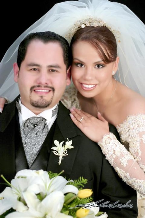 Lic. Cesar Alberto de Santiago Tallabas y Srita. Irma Paola Ramírez Canales recibieron la bendición nupcial en la capilla de casa de Oración, este viernes 17 de diciembre de 2004.


Estudio : Aldaba