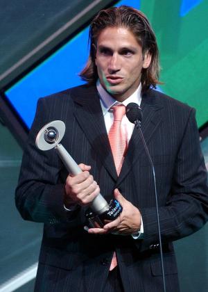 El delantero argentino de Pumas de la UNAM, Bruno Marioni también recibió un premio por parte de la televisora Televisa durante la sexta entrega de trofeos a lo mejor del Deporte.